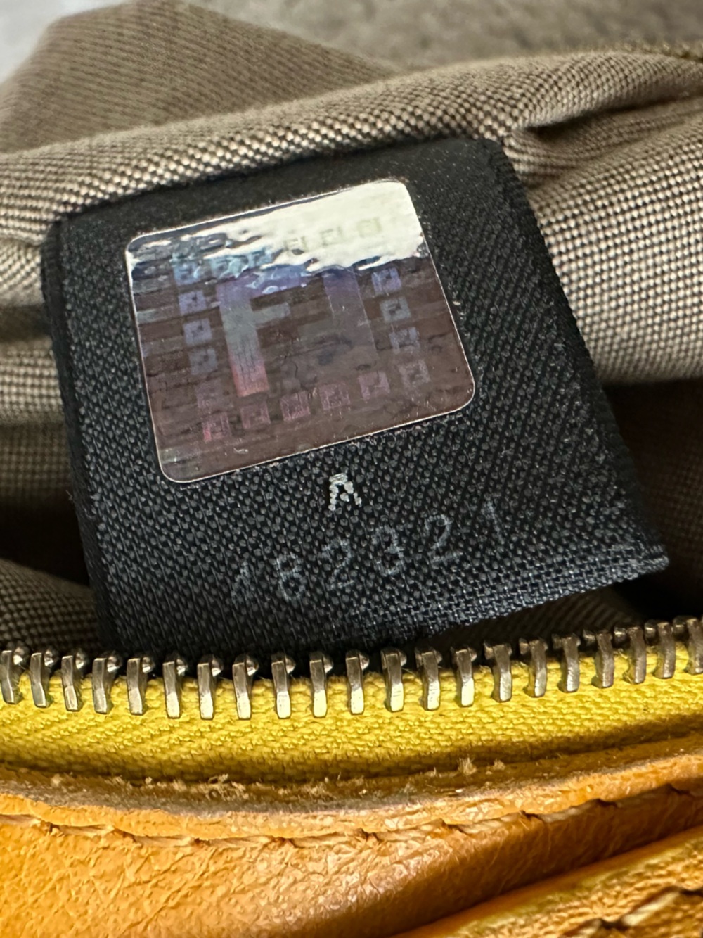 Authentic FENDI leather with cert of authenticity - Picture 6 of 8